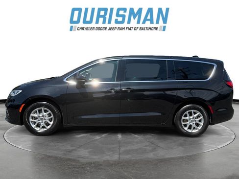 Used 2023 Chrysler Pacifica Touring-L FWD image 3