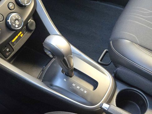 Certified 2022 Chevrolet Trax LT w/ LT Convenience Package image 21