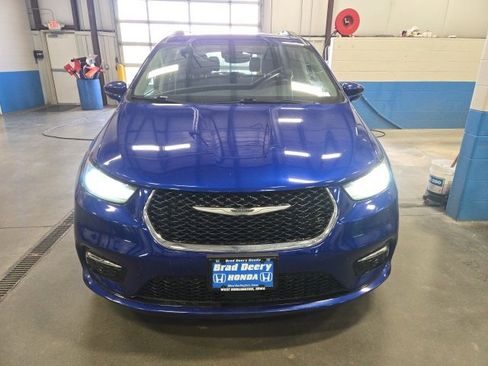 Used 2021 Chrysler Pacifica Touring-L image 3