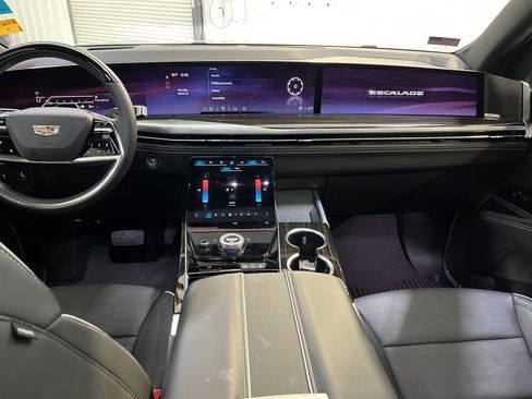 Used 2025 Cadillac Escalade Premium Luxury image 8