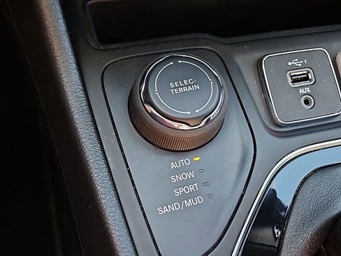 Used 2023 Jeep Cherokee Altitude Lux image 20