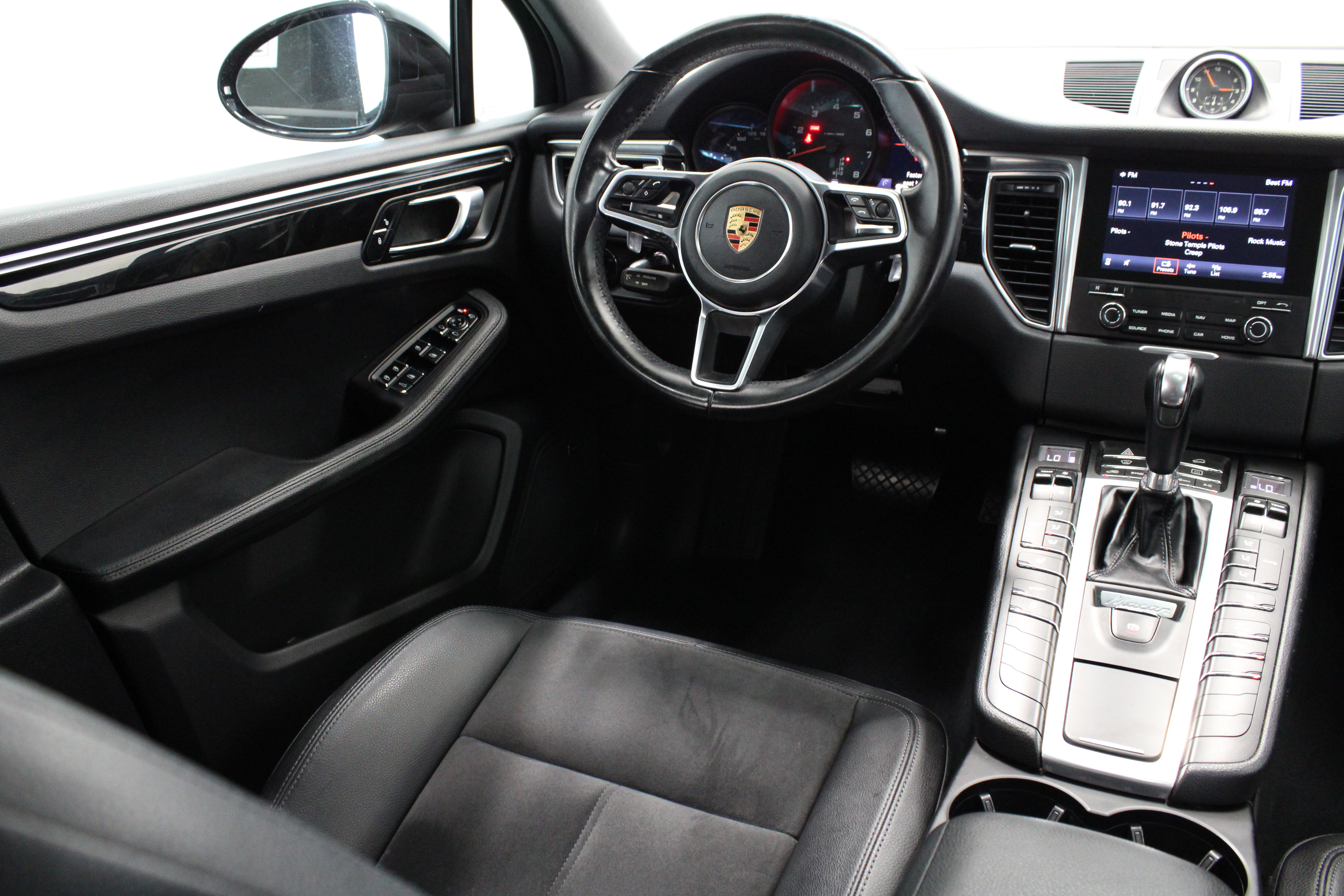 Used 2018 Porsche Macan Sport Edition AWD/4WD image 31