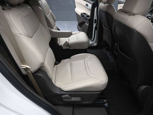 Used 2020 Ford Explorer Platinum w/ Premium Technology Package image 15