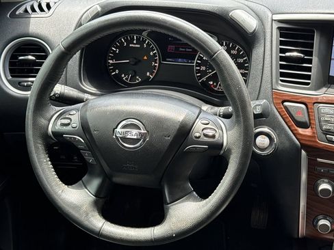 Used 2018 Nissan Pathfinder Platinum FWD image 12
