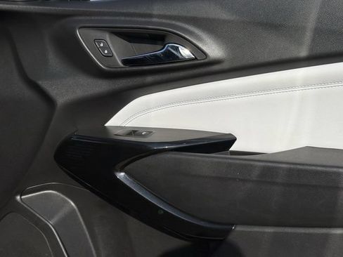 Used 2025 Chevrolet Trax LT FWD image 29