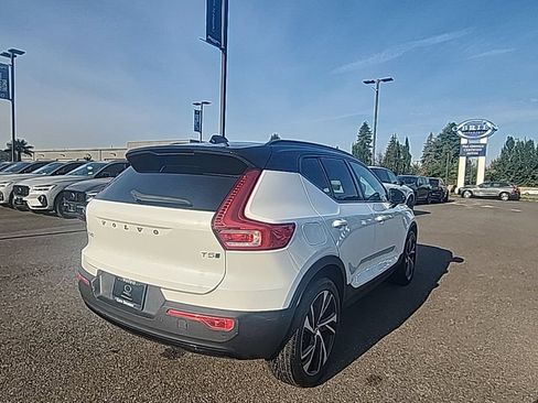 Used 2022 Volvo XC40 T5 R-Design w/ Advanced Package AWD/4WD image 5