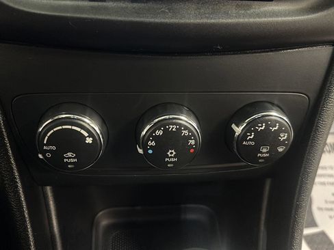 Used 2011 Dodge Avenger Heat FWD image 23