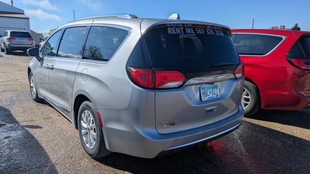 Used 2018 Chrysler Pacifica Touring-L FWD image 4