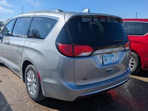 Used 2018 Chrysler Pacifica Touring-L FWD image 4