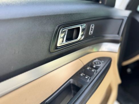 Used 2017 Ford Explorer XLT image 17