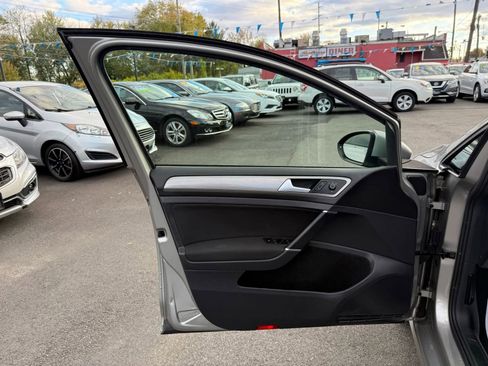 Used 2016 Volkswagen Golf S image 17