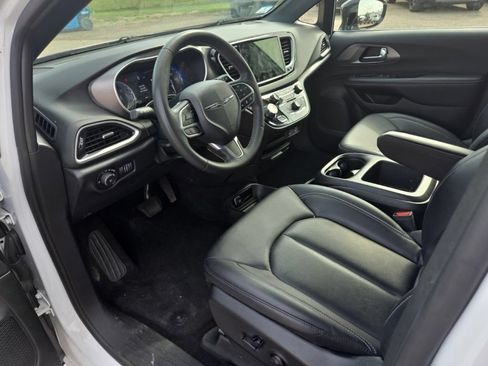 Used 2025 Chrysler Pacifica Select FWD image 13