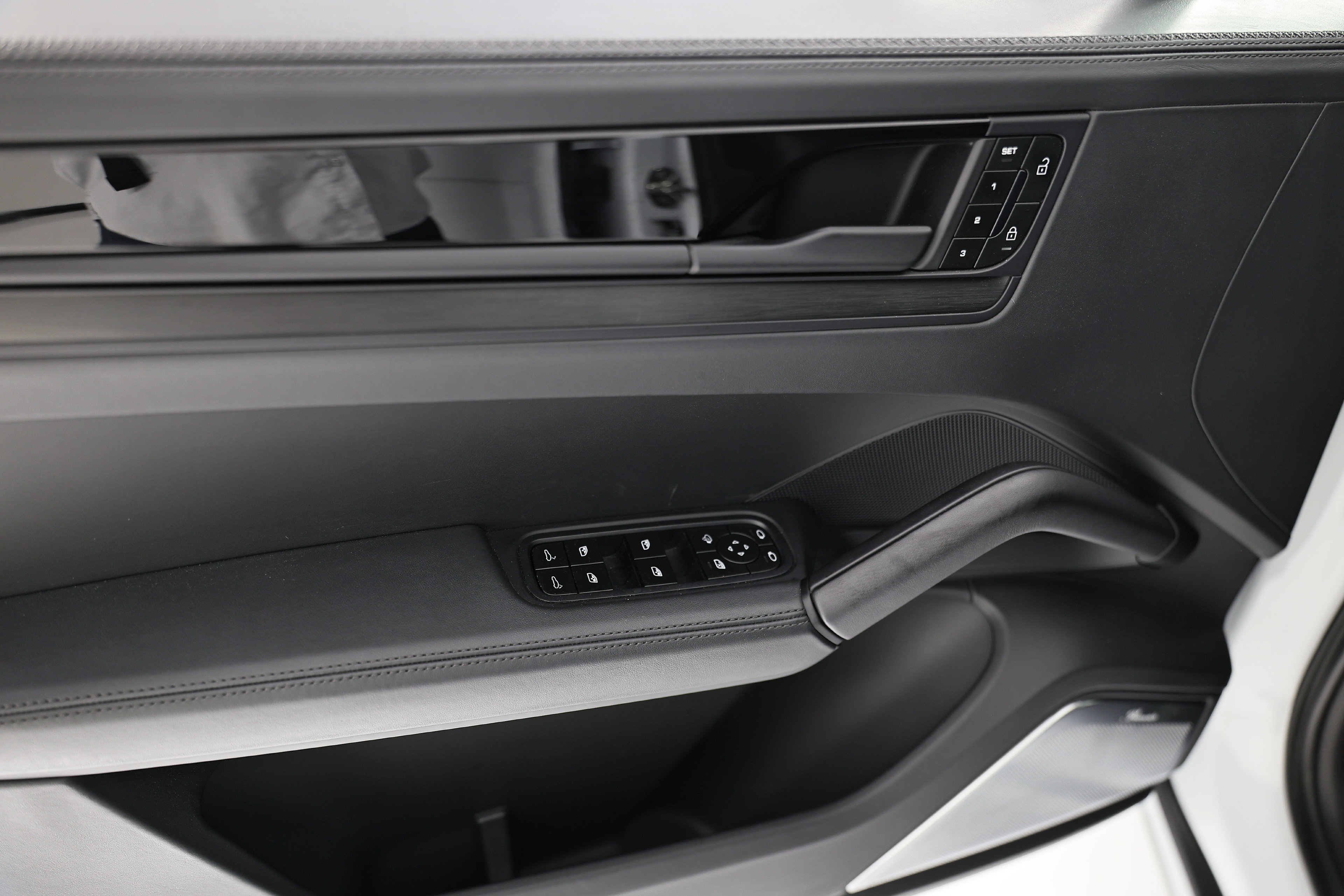 Certified 2025 Porsche Cayenne GTS AWD/4WD image 18