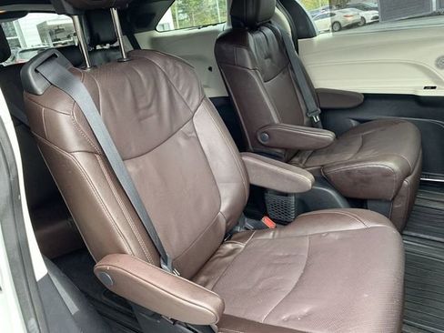 Used 2023 Toyota Sienna Platinum image 12
