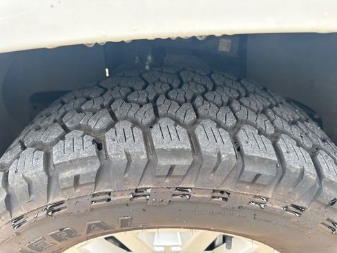 Used 2022 Nissan Frontier SV w/ Technology Package image 9