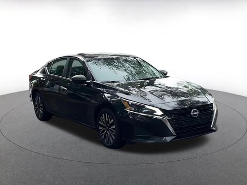 Used 2025 Nissan Altima 2.5 SV image 3