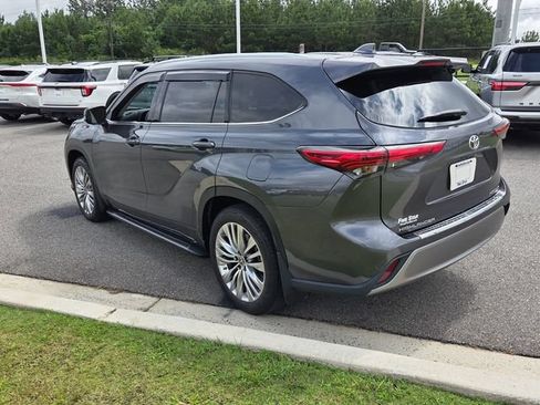 Used 2023 Toyota Highlander Platinum FWD image 8