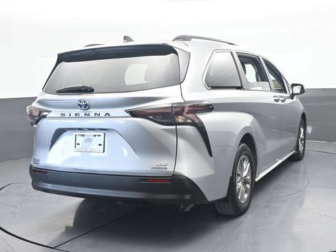 Used 2024 Toyota Sienna XLE FWD image 5