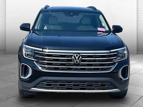 Used 2024 Volkswagen Atlas SE AWD/4WD image 2