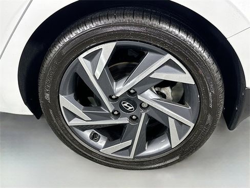 Used 2024 Hyundai Elantra Limited image 32
