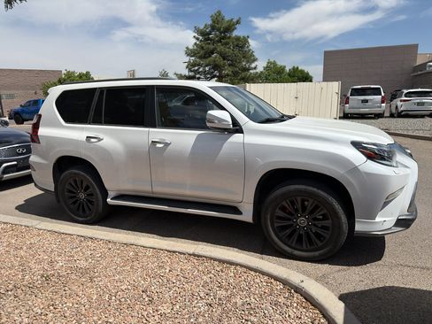 Used 2021 Lexus GX 460 Premium w/ Accessory Package AWD/4WD image 3