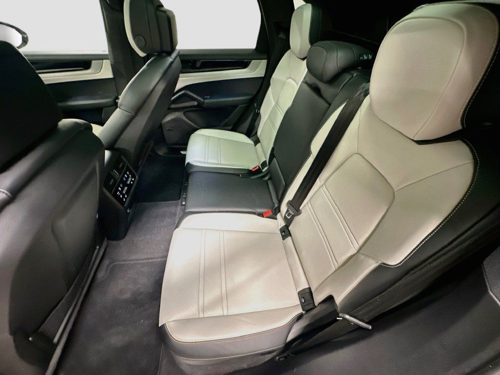 Certified 2024 Porsche Cayenne AWD/4WD image 25