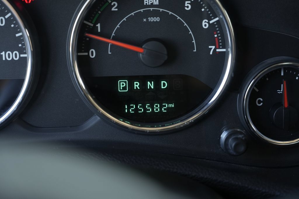 Used 2015 Jeep Wrangler Unlimited Sahara w/ Connectivity Group AWD/4WD image 46