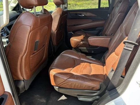 Used 2019 Cadillac Escalade Luxury AWD/4WD image 10