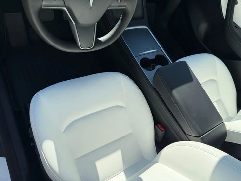 Used 2022 Tesla Model Y Long Range image 10