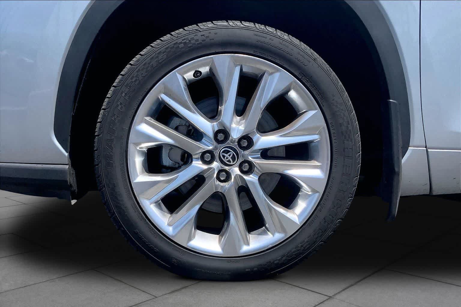 Used 2023 Toyota Highlander Limited FWD image 10