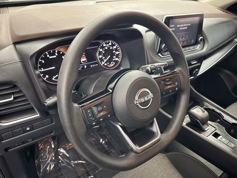 Used 2023 Nissan Rogue SV image 9