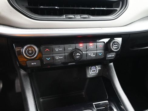 Used 2025 Jeep Compass Limited image 17