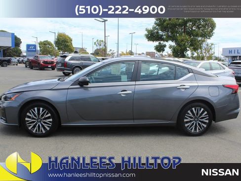 Used 2025 Nissan Altima 2.5 SV FWD image 2