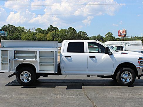 Used 2026 RAM 2500 Tradesman w/ Chrome Appearance Group AWD/4WD image 13
