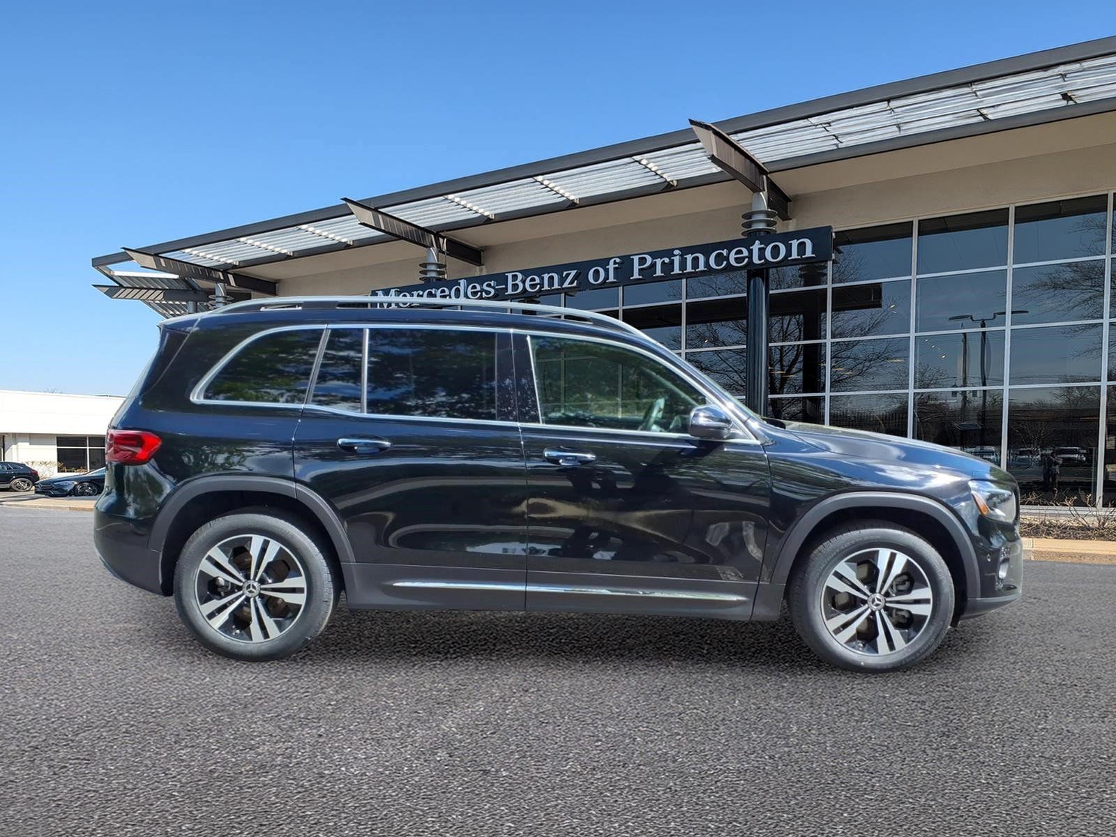 Certified 2025 Mercedes-Benz GLB 250 4MATIC image 2