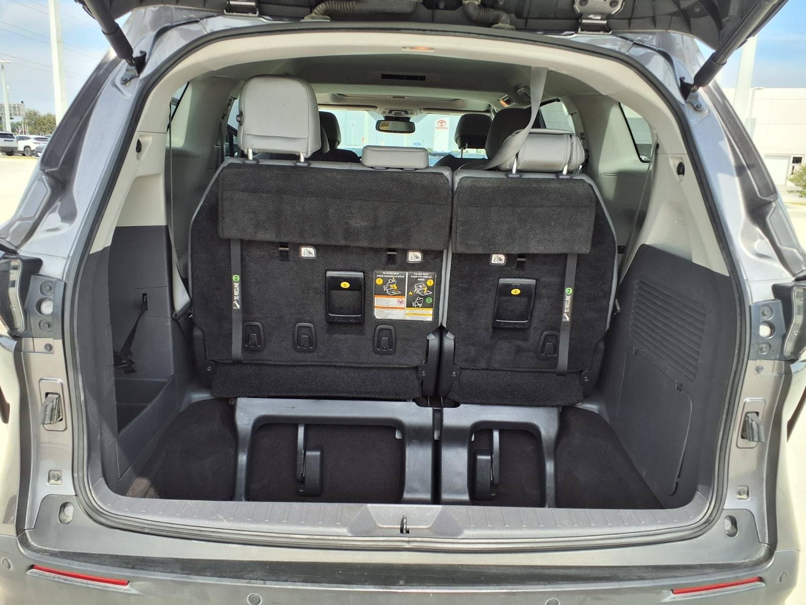 Used 2022 Toyota Sienna XLE FWD image 28