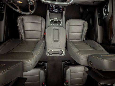 Used 2024 Chevrolet Suburban High Country AWD/4WD image 12