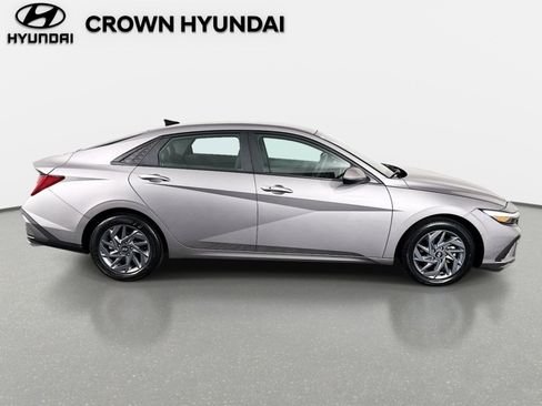 Used 2024 Hyundai Elantra Blue FWD image 5