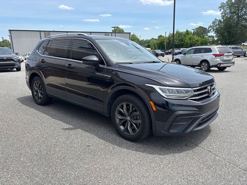 Used 2023 Volkswagen Tiguan SE w/ Panoramic Sunroof Package FWD image 9