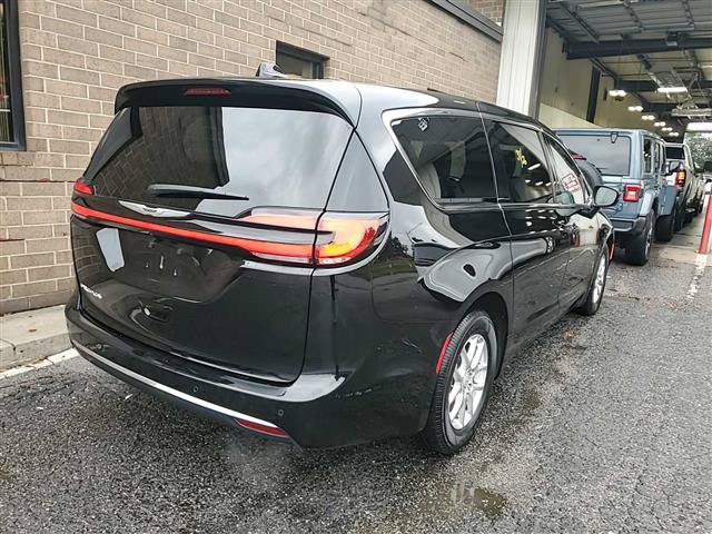 Used 2026 Chrysler Pacifica Select FWD image 6