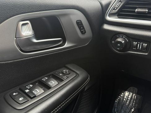 Used 2025 Chrysler Pacifica Limited FWD image 21