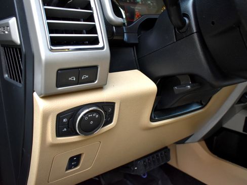 Used 2015 Ford F150 Lariat image 40