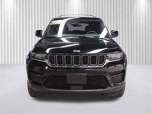 Certified 2025 Jeep Grand Cherokee Laredo X w/ Luxury Tech Group I AWD/4WD image 44