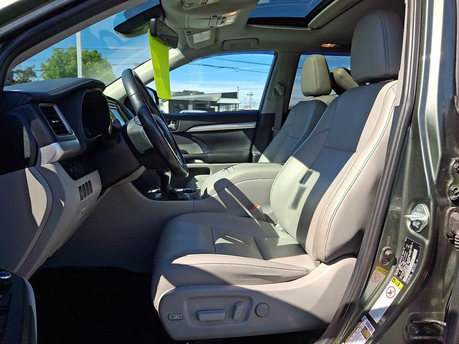 Used 2019 Toyota Highlander XLE AWD/4WD image 14