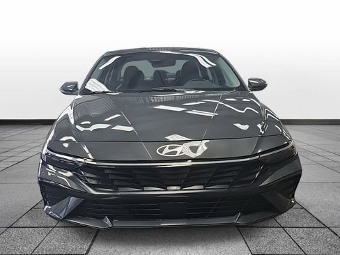 Used 2025 Hyundai Elantra Limited image 2