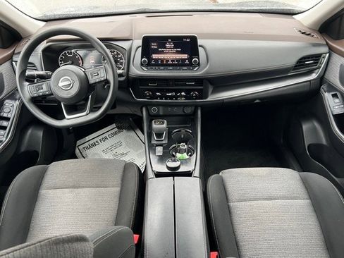 Used 2023 Nissan Rogue SV image 2