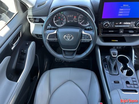 Used 2023 Toyota Highlander XLE FWD image 16