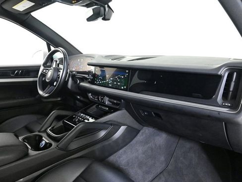 Used 2024 Porsche Cayenne image 18