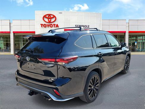 Used 2024 Toyota Highlander XSE image 3