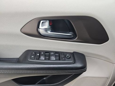 Used 2022 Chrysler Voyager LX FWD image 28